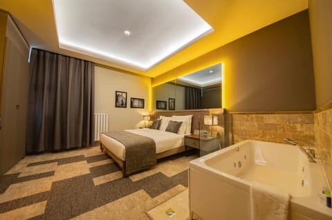 Hot Tub, Photo of the whole room