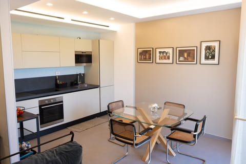 Bed, TV and multimedia, Coffee/tea facilities, Kitchen or kitchenette, Living room, Seating area, Dining area, microwave, oven, stove
