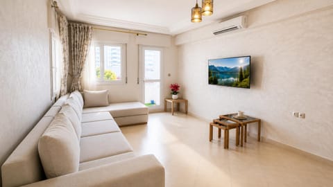 Communal lounge/ TV room, TV and multimedia, Living room, Seating area, Evening entertainment, air conditioner