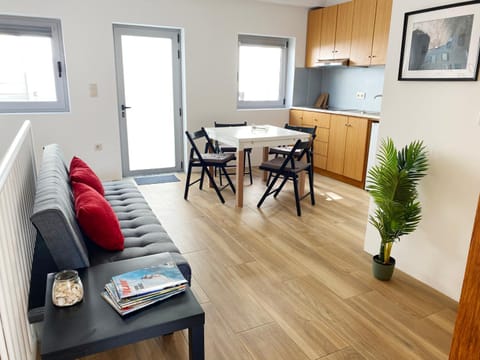 Kitchen or kitchenette, Living room, Seating area, Dining area