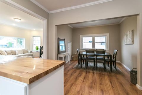 The Beach Pad- A Luxury Sylvan Getaway House in Sylvan Beach