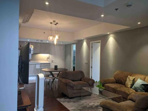 Kitchen or kitchenette, Living room, Seating area, Dining area, minibar, pet friendly