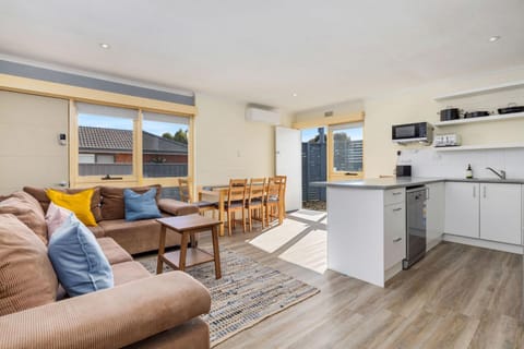 Kitchen or kitchenette, Living room, Seating area, Dining area