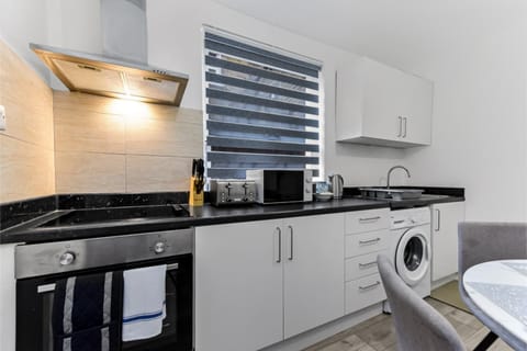 Kitchen or kitchenette, Dining area, minibar, oven, pet friendly, stove, toaster, washing machine