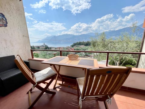 View (from property/room), Balcony/Terrace, Dining area, Lake view, Mountain view
