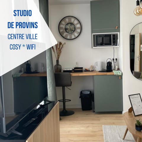 TV and multimedia, Kitchen or kitchenette, Text overlay, minibar