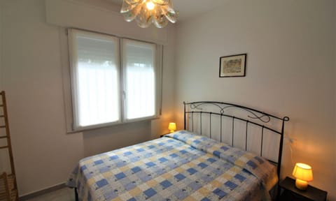 Bed, Decorative detail, Bedroom