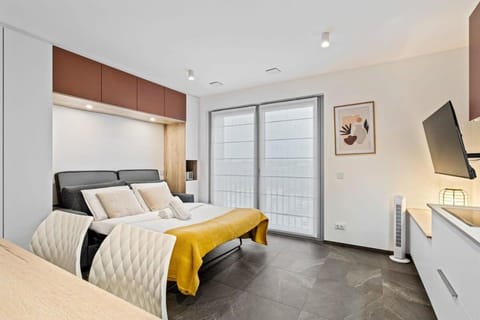 Bed, TV and multimedia, Kitchen or kitchenette, Photo of the whole room, Bedroom