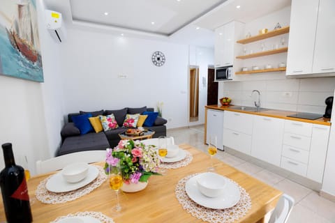Kitchen or kitchenette, Living room, Seating area, Dining area