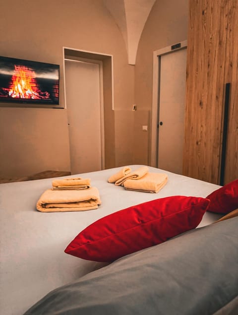 Bed, TV and multimedia, Photo of the whole room, Bedroom, towels