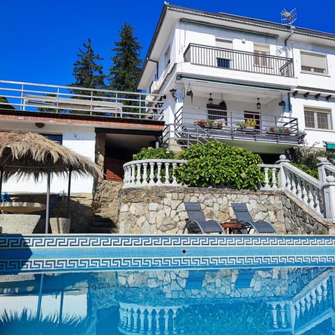 Property building, Day, View (from property/room), Balcony/Terrace, Pool view, Swimming pool, sunbed