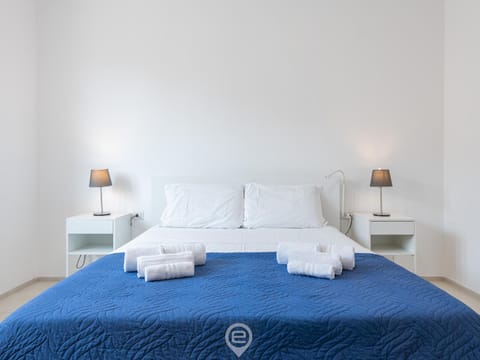 Bed, Bedroom, towels