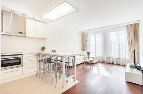 Kitchen or kitchenette, Seating area