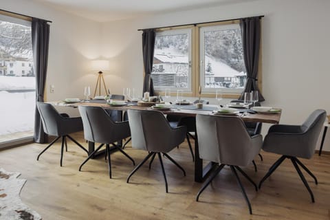 Dining area, kitchen