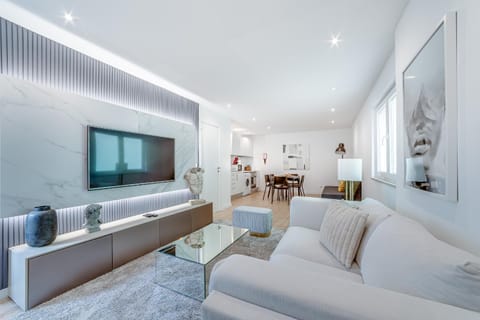 TV and multimedia, Kitchen or kitchenette, Living room, Seating area