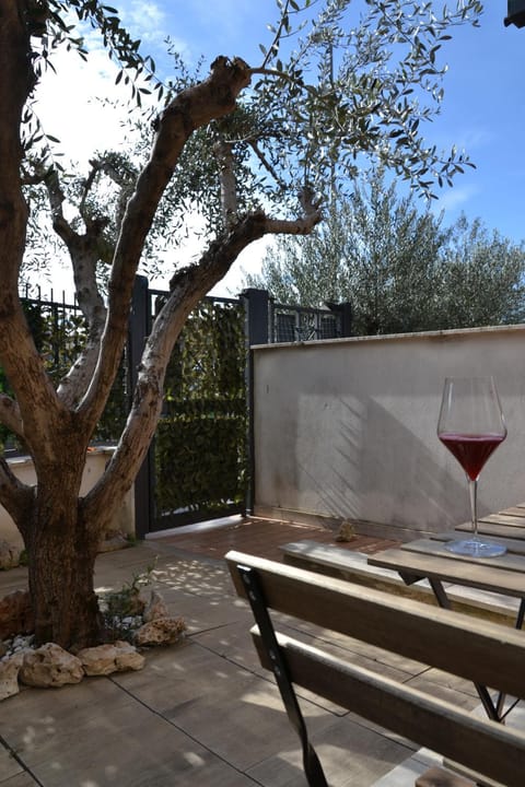 Patio, Garden, Alcoholic drinks