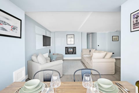 TV and multimedia, Living room, Seating area, Dining area