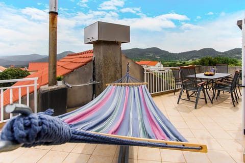 Natural landscape, Balcony/Terrace, Seating area, Mountain view