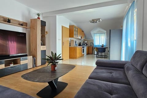 4-Bedroom Family Paradise with Top View Apartment in Okrug Gornji