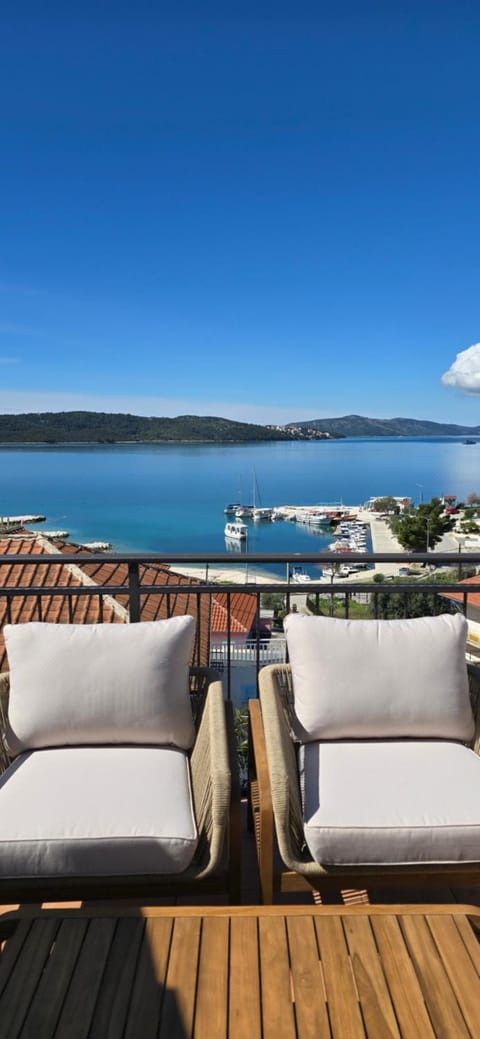 4-Bedroom Family Paradise with Top View Apartment in Okrug Gornji