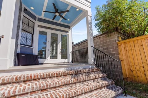 Modern Home Overlooking Downtown House in New Orleans