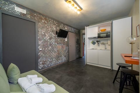 TV and multimedia, Kitchen or kitchenette, Living room, Dining area, stove