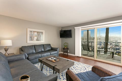 210B Harbor Views Short Stroll to Beach, Large Balcony, Walk to Dining Shops House in Oceanside