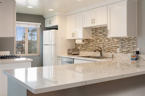 210B Harbor Views Short Stroll to Beach, Large Balcony, Walk to Dining Shops House in Oceanside