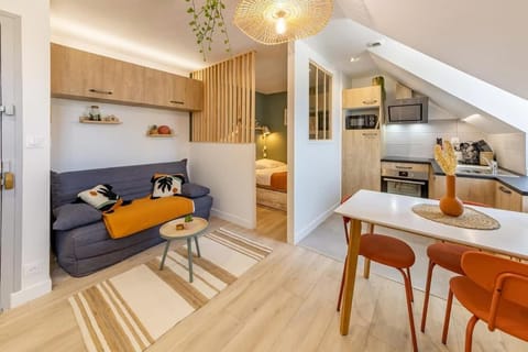 Kitchen or kitchenette, Living room, Seating area, Dining area