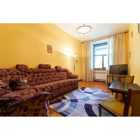 Communal lounge/ TV room, TV and multimedia, Living room, Seating area, Evening entertainment