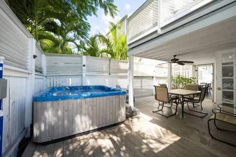 BachelorPARTY HQ for 16-Feet to Duval-Pool-Hot tub House in Key West