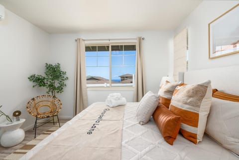 Bed, View (from property/room), Photo of the whole room, Seating area, Bedroom