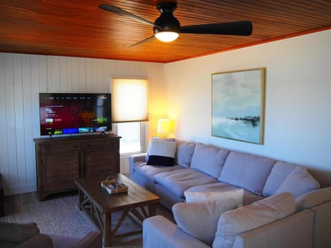 The Bright and Breezy - Lakefront with Spa! House in Crystal Lake