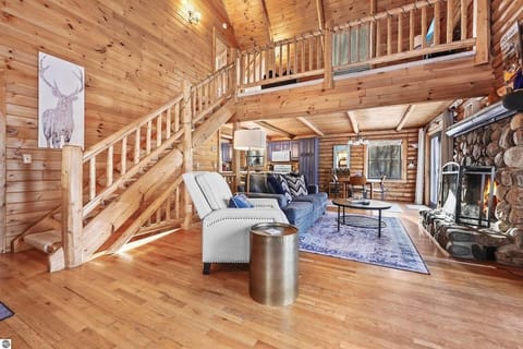 The Hillside Hideaway at Crystal Lake - Great Spa! House in Lake Township