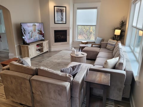 The Sundowner - Gorgeous & Great Location! House in Frankfort