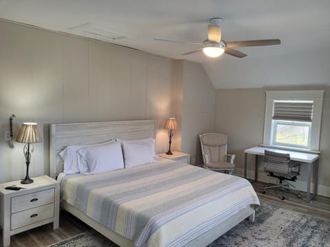 The Sundowner - Gorgeous & Great Location! House in Frankfort