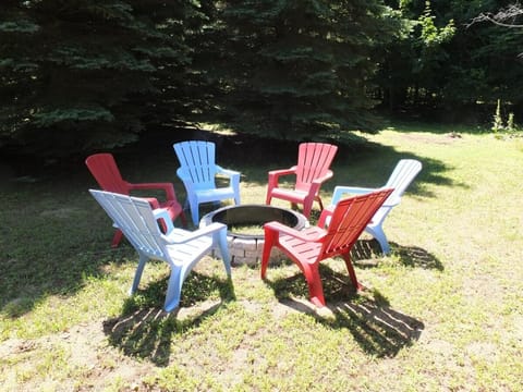 The Maple Cottage - Walk to Beach & Lake Michigan House in Frankfort