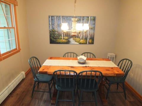 The Maple Cottage - Walk to Beach & Lake Michigan House in Frankfort