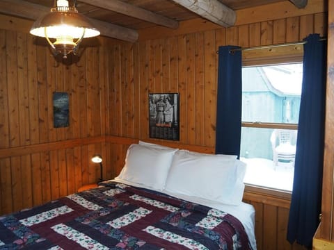 The Crystalaire Cabin - Charming and Relaxing! Cabin in Crystal Lake