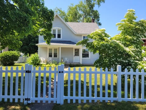 Centennial House - Great Location with Lakeview! House in Beulah