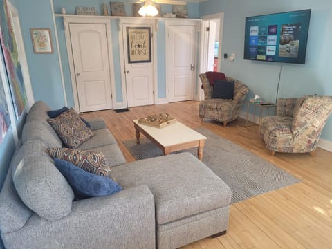 Restoration - Hot Tub, AC, and Great Location! House in Frankfort