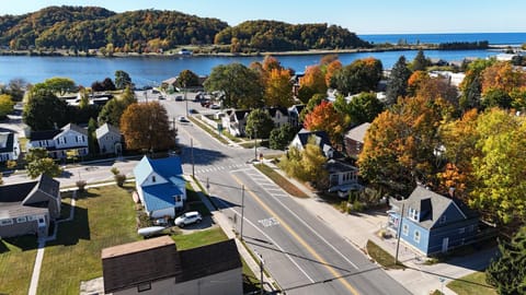 Restoration - Hot Tub, AC, and Great Location! House in Frankfort