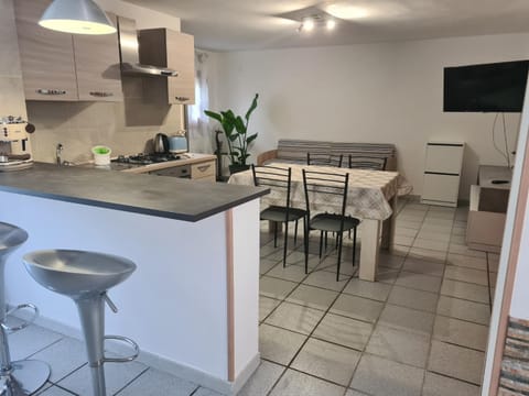 TV and multimedia, Kitchen or kitchenette, Living room, Dining area, stove