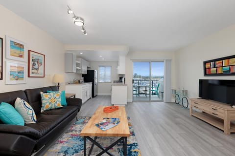 303B Perfect Location Beach Across the Street - Walk to Shops Dining - Harbor Views House in Oceanside