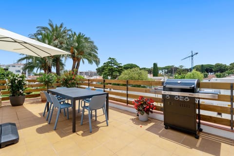 Property building, Balcony/Terrace, Living room
