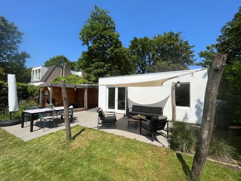 Property building, Patio, Spring, Day, BBQ facilities, Garden, Dining area, Garden view