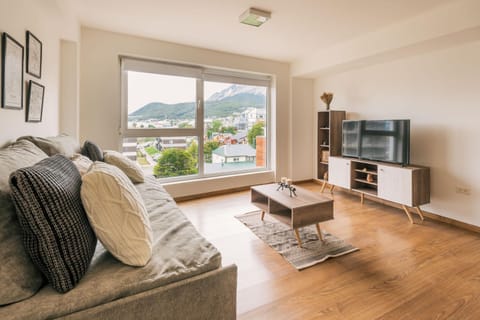 Communal lounge/ TV room, Natural landscape, TV and multimedia, Living room, Seating area, Evening entertainment, Landmark view, Mountain view