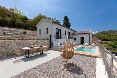 Property building, Day, Mountain view, Pool view, Swimming pool, sunbed