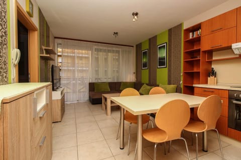 Kitchen or kitchenette, Living room