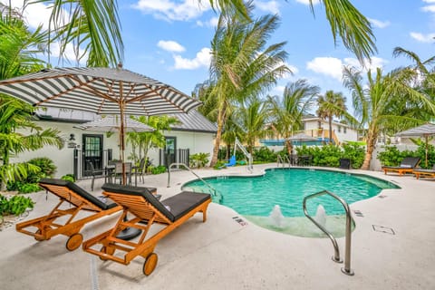 Pool view, Swimming pool, sunbed
